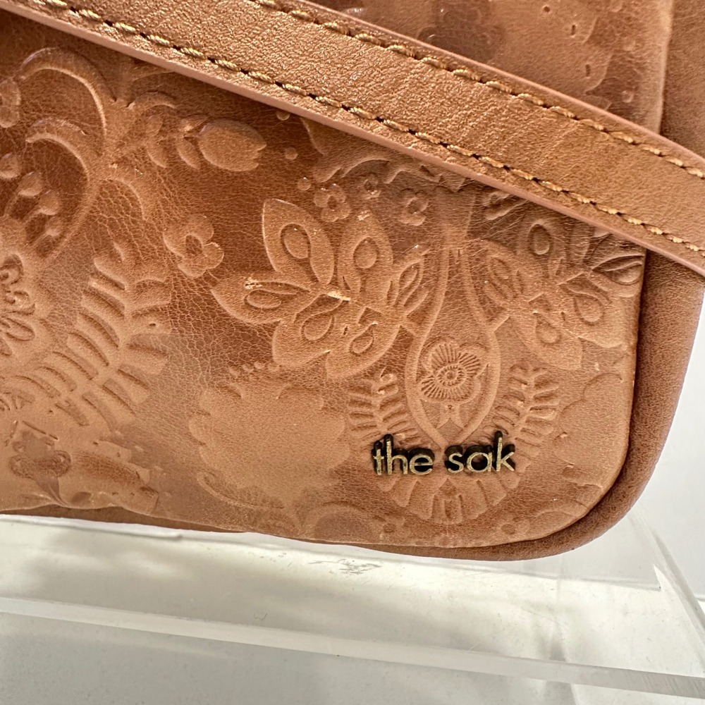 The Sak Leather De Young Crossbody Camera Bag Cognac Brown Embossed Floral Boho - Picture 2 of 9